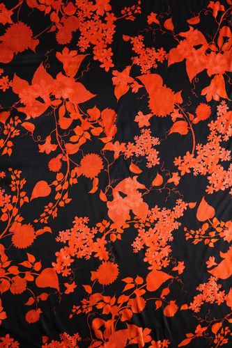Silkkisatiini painettu kukat oranssinpunainen-musta