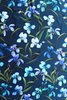 Silkkisatiini painettu liljat tummansininen